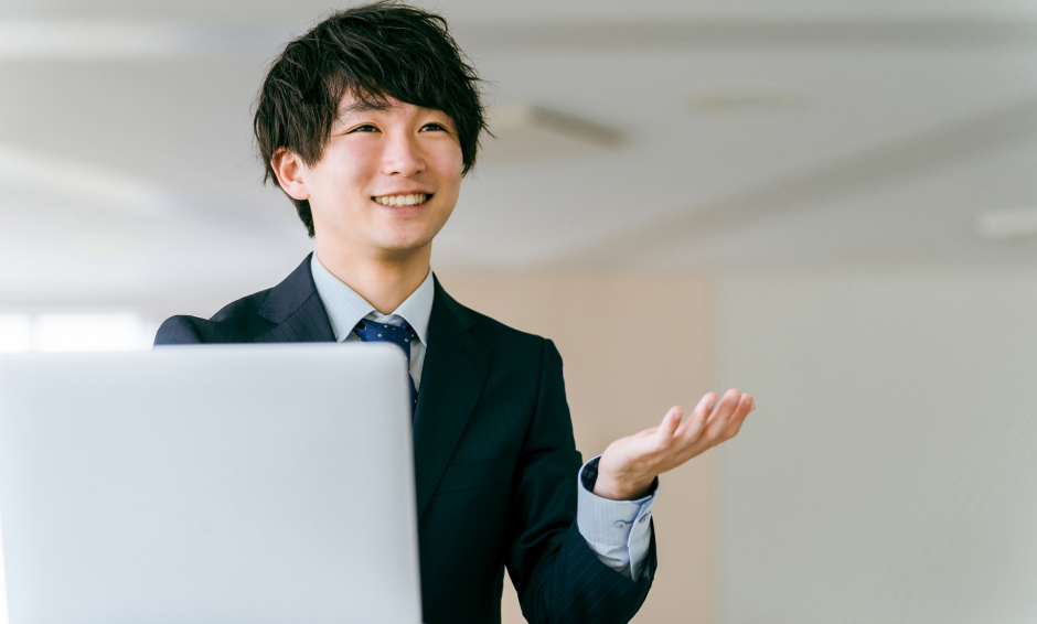 画像：笑顔でインタビューに応える男性社員